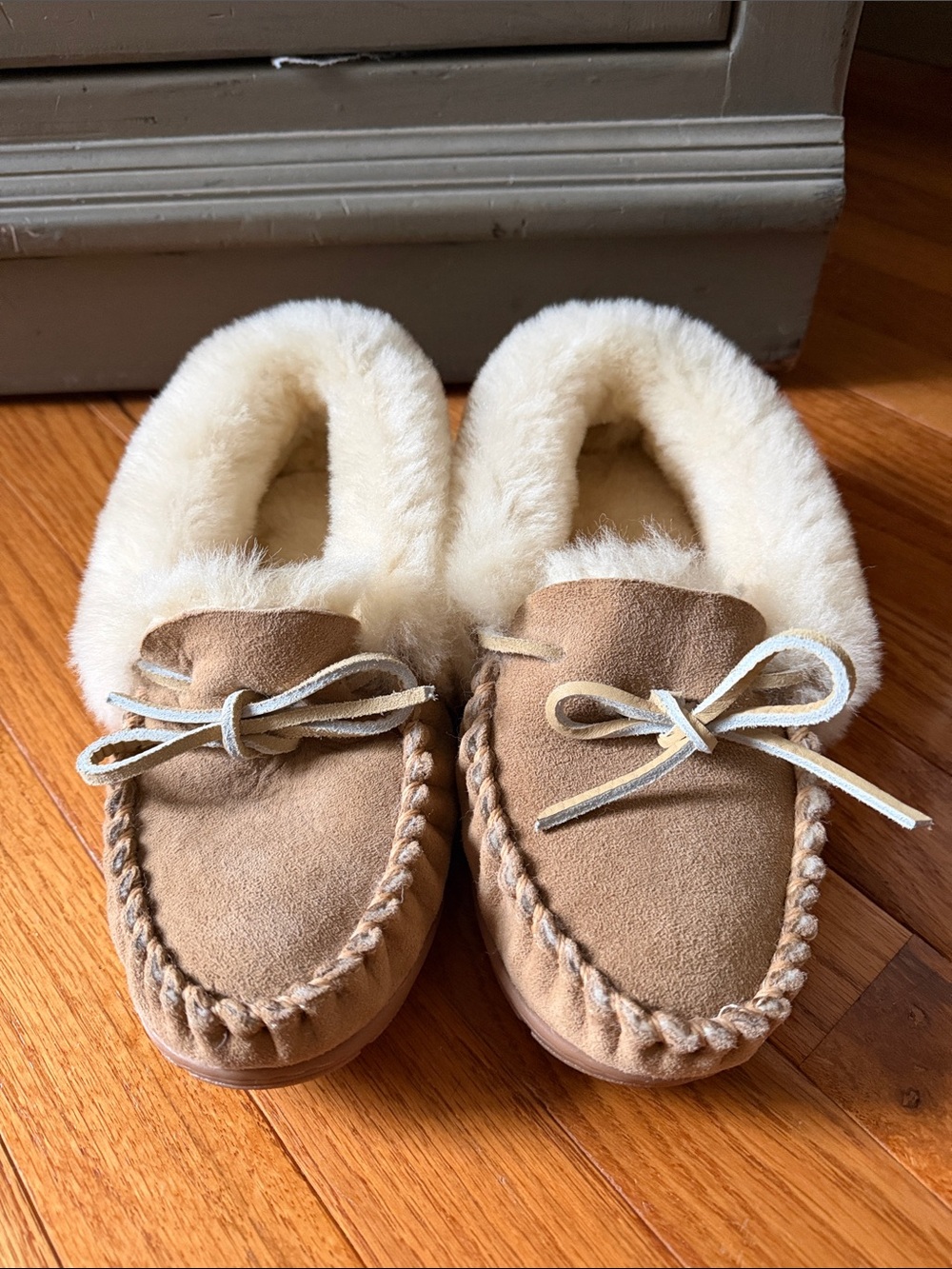 NEW Women’s LL Bean tan leather and lambs wool slippers size 8.